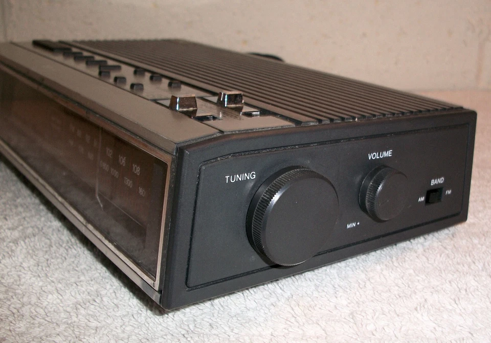 Realistic AM/FM Clock Radio Alarm Chronomatic 257 Radio Shack WORKS GOOD EZPZ - Image 4 of 4