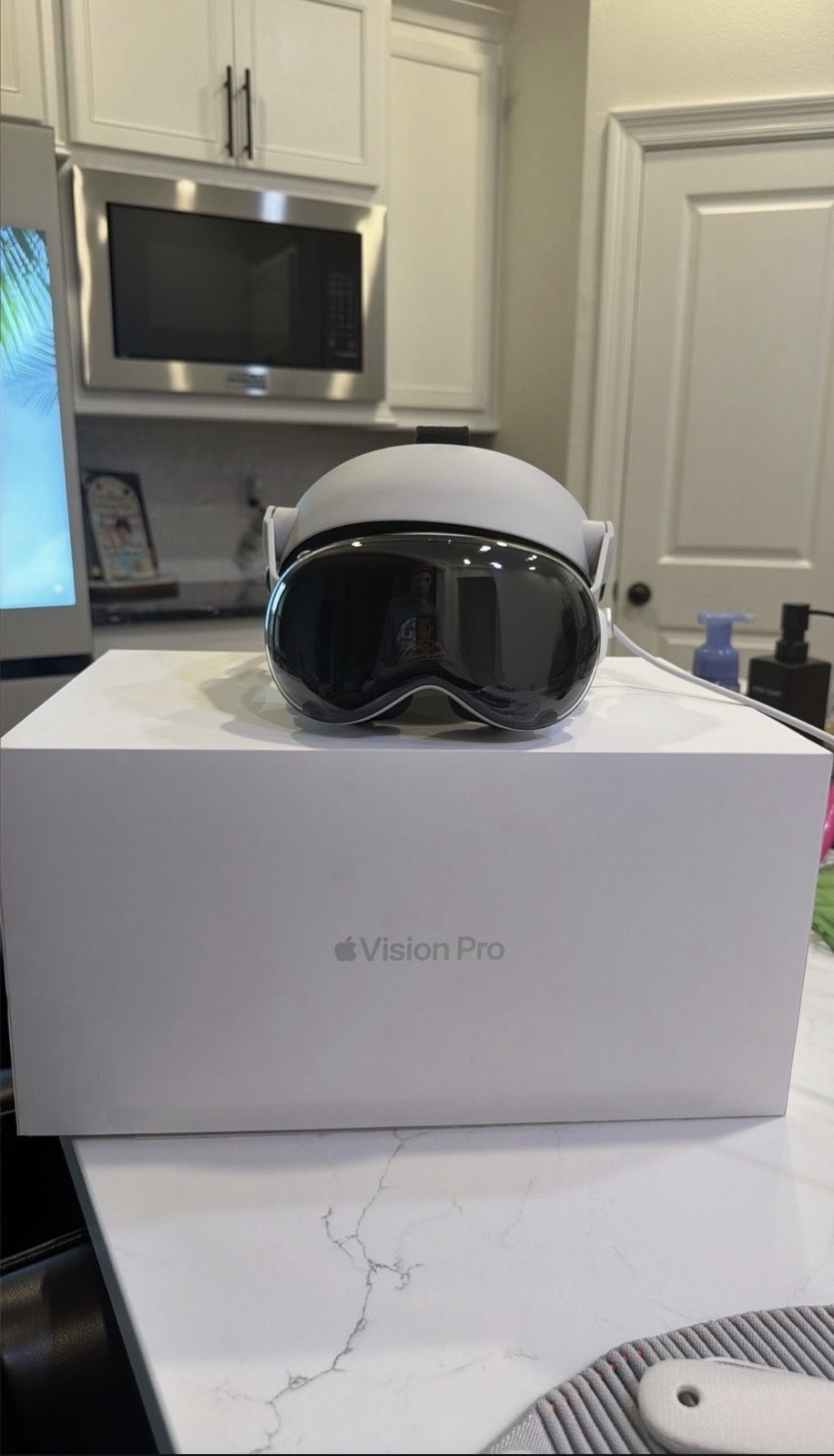 Apple Vision Pro 512GB 21W + Globular Cluster Headband