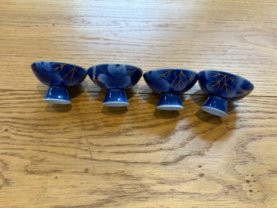RAR 4 x Fukagawa Arita Porzellan Kobalt Sake Tassen Set Blätter Beeren signiert