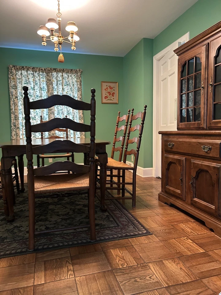 Mesa de comedor Temple-Stuart diseño americano temprano, sillas, hojas y cabaña Foto 2 de 4