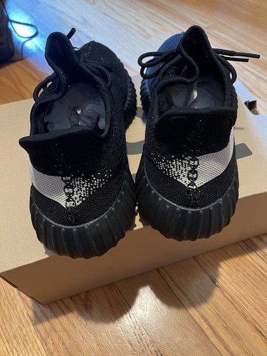 Yeezy 350 v2 Oreo Size 11 - Picture 4 of 6