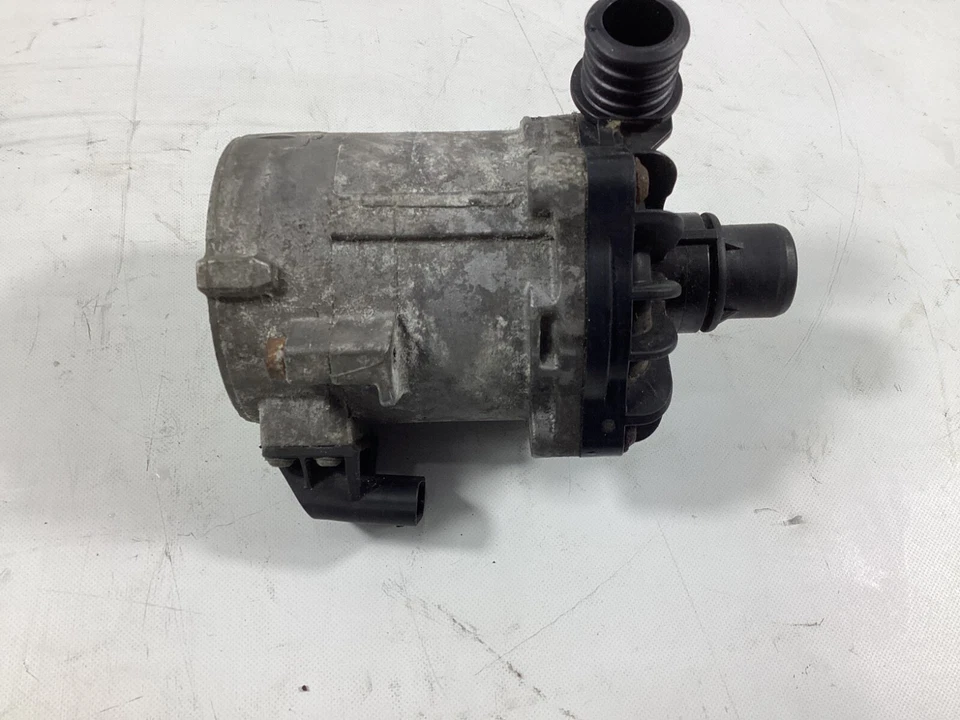 BMW 550i 2009-2013 bomba de agua refrigerante auxiliar 7566335 OEM. Foto 4 de 4