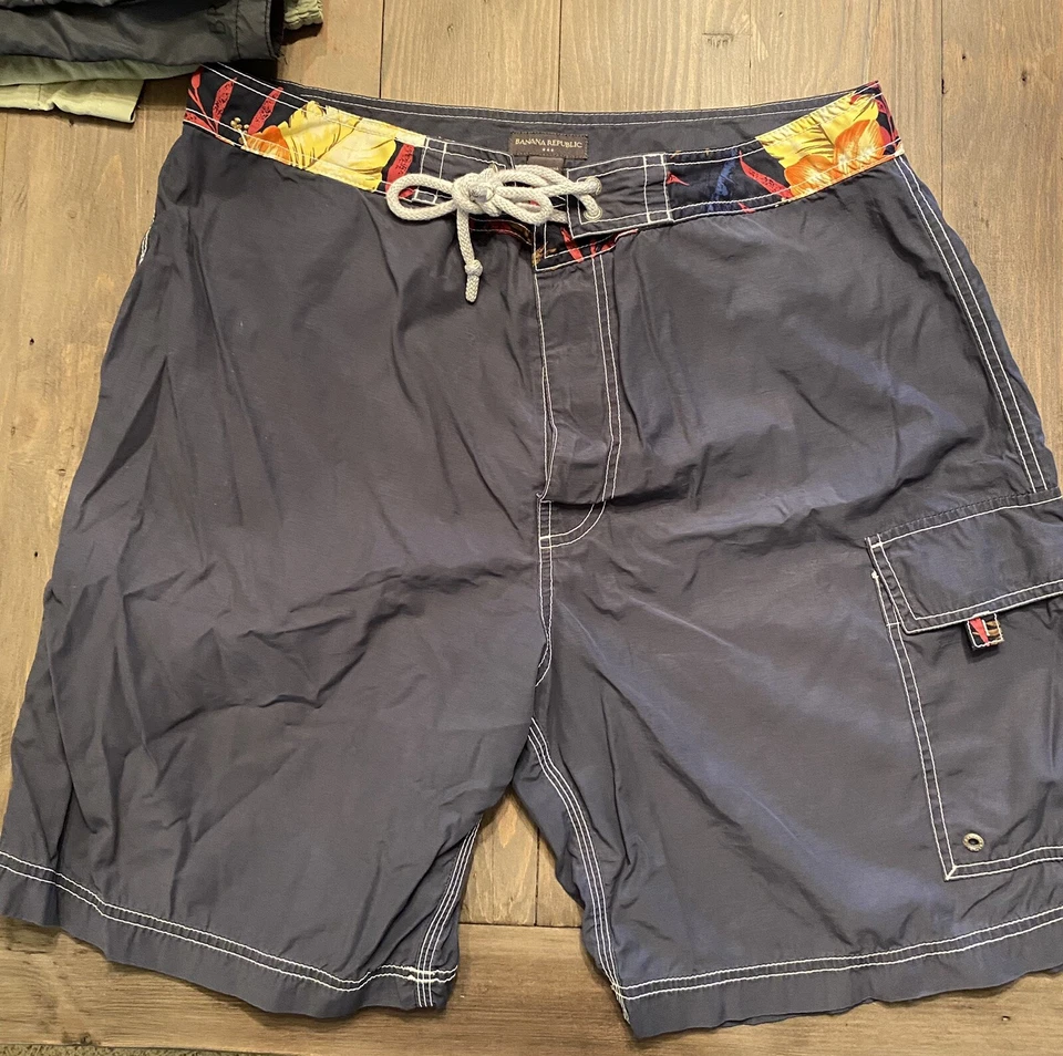Dos (2) pares de pantalones cortos de baño Banana Republic Foto 3 de 4