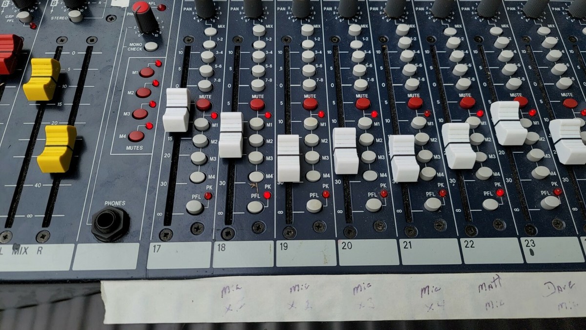 Soundcraft Harman Pro Audio 8-Bus Live 8 Mixer Console w/ DPS3