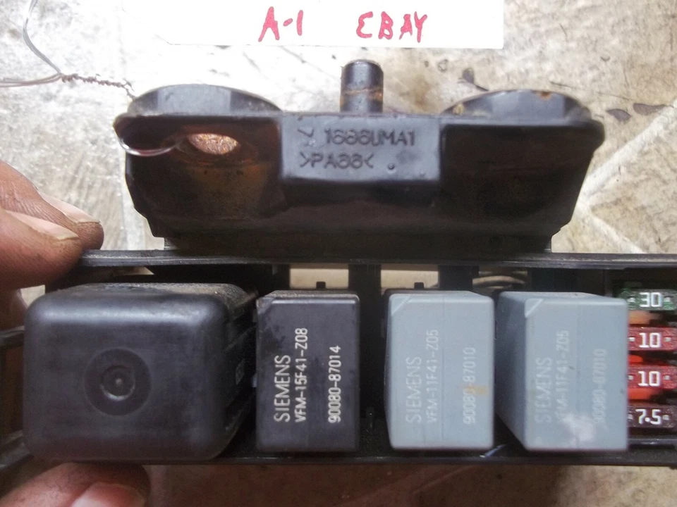 Toyota Corolla 2000-2002 motor más pequeño fusible relé de potencia caja bloque de circuito OEM Foto 3 de 4