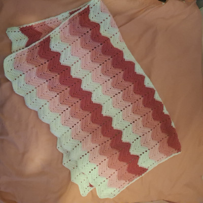 Handgestrickte gehäkelte Babydecke bunt 