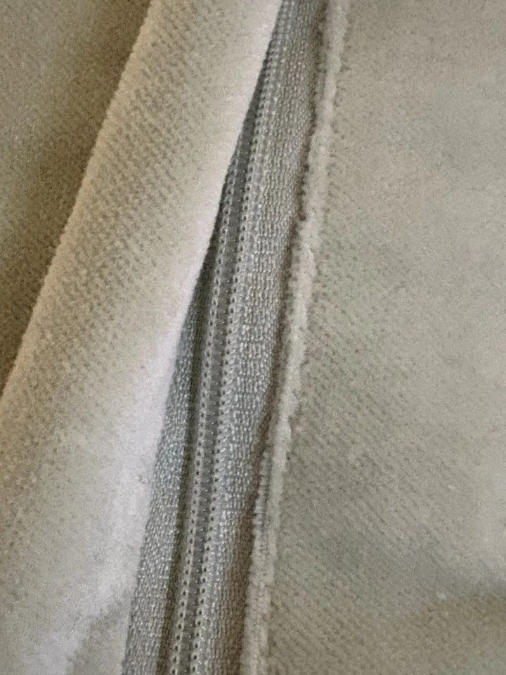 Almohada de terciopelo decorativa Shabby chic 14” x 20” Rachel Ashwell Foto 3 de 4