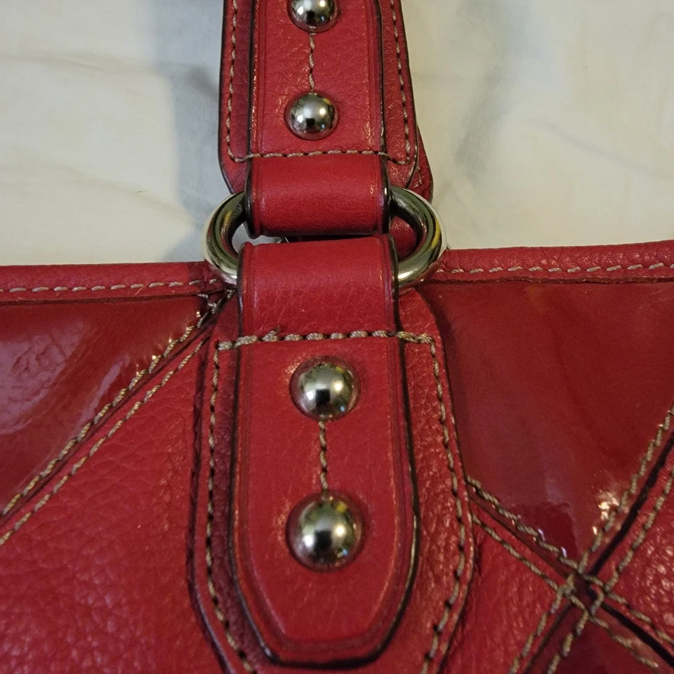 Bolso de Hombro Tignanello Rojo Cuero a Cuadros 18x11 Cierre Superior Magnético Foto 2 de 4