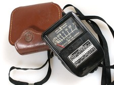 ART DECO BAKELITE LIGHT METER IN LEATHER CASE