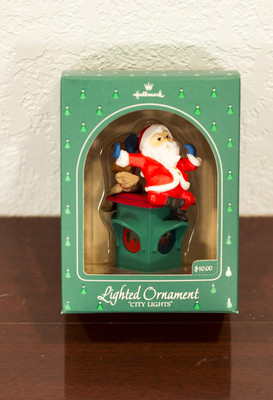 1984 CITY LIGHTS SANTA & STREET LIGHT LIGHTED HALLMARK CHRISTMAS ORNAMENT MIB