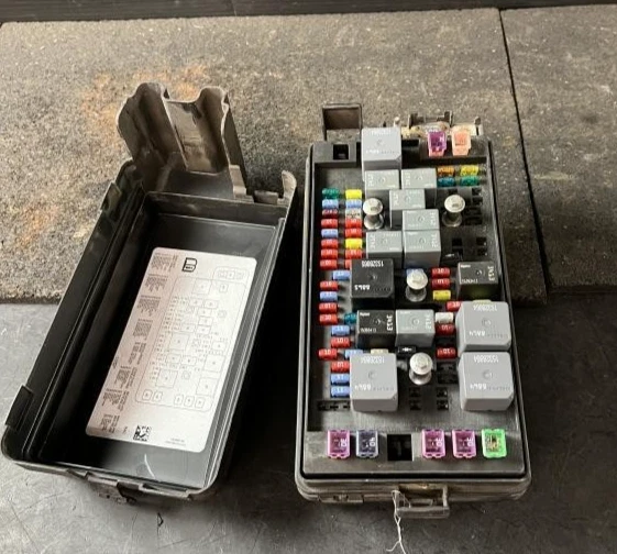 2004-2006 GMC Canyon Engine Fuse Box Assembly OEM 30 DAYS WARRANTY Foto 2 de 4