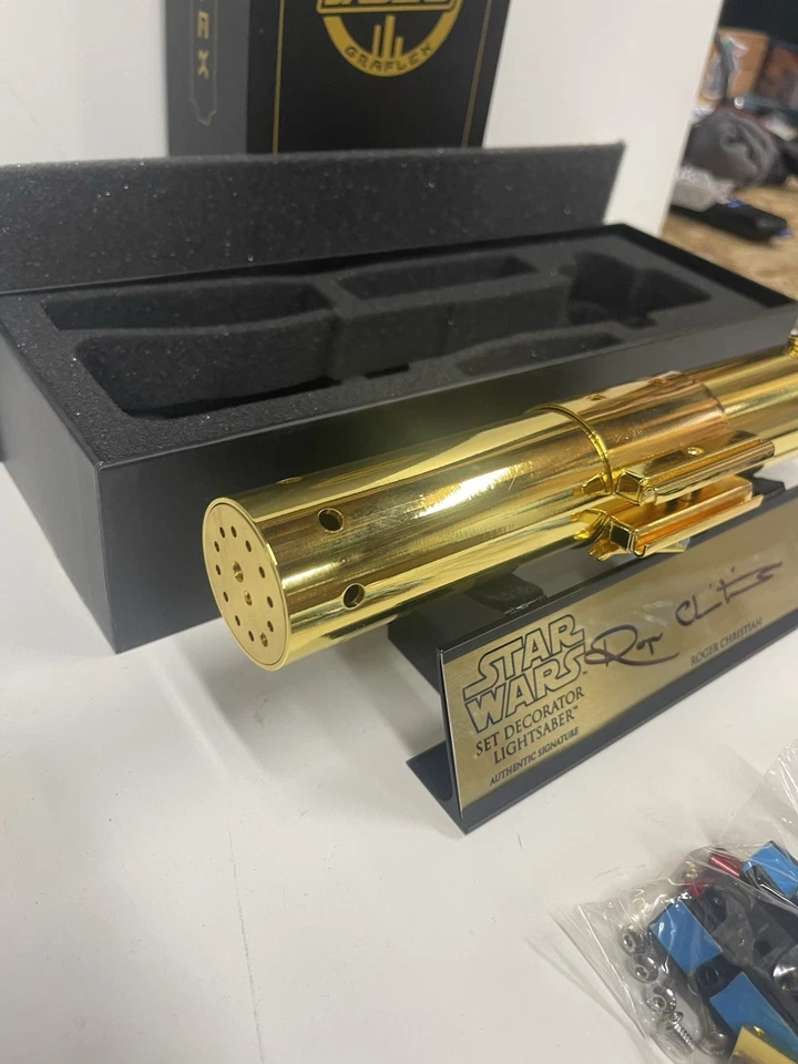 ANH Luke Skywalker Sable de Luz Dorado Roger Christina Firmado Placa y Soporte Foto 4 de 4