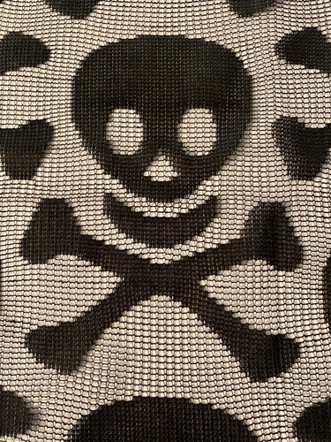 "Patrón alternativo de calavera y tibias cruzadas de tela de malla negra de Halloween -69""x54""" - Imagen 3 de 8