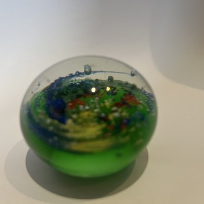 Kunstglas 2'' Briefbeschwerer bunt Wirbel blau grün Handarbeit Studio Wellen LESEN