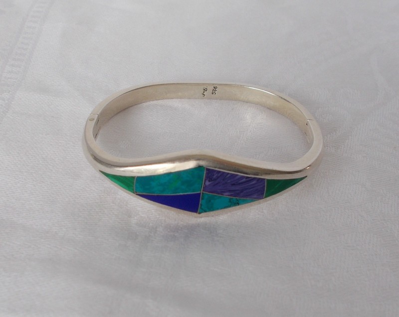 VINTAGE STERLING SILVER HINGED BRACELET WITH GEMSTONE INLAY