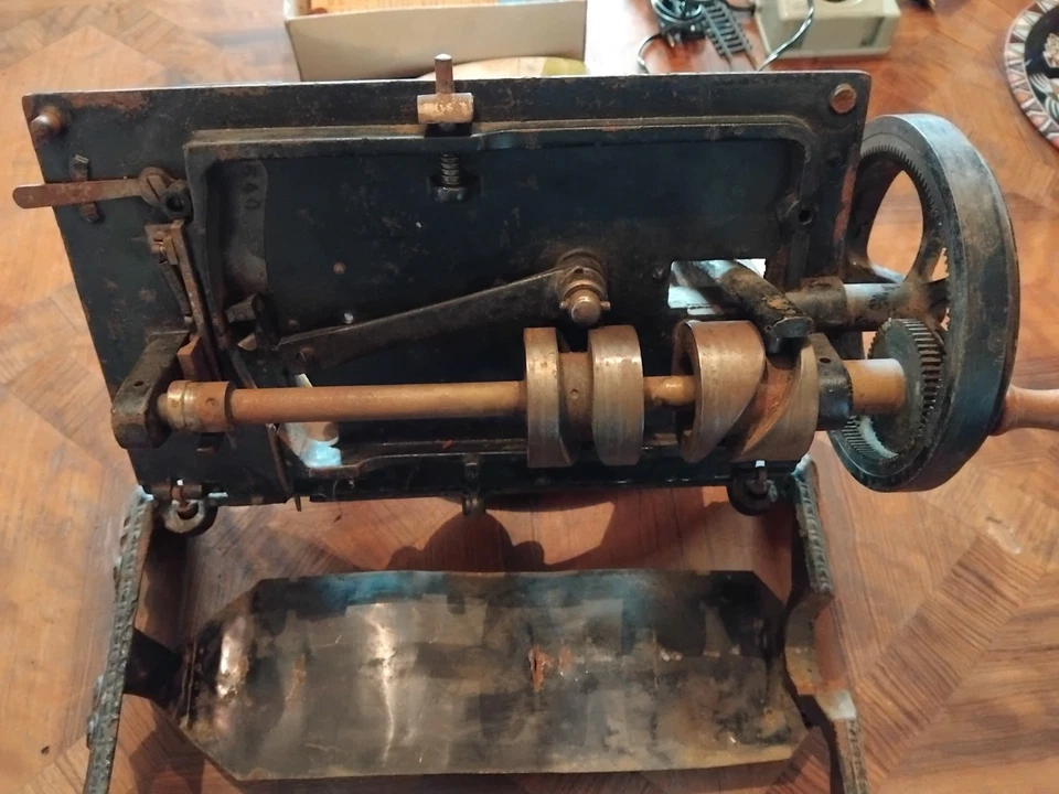 Machine à coudre très ancienne  19ème ? inscription: 2640 - Photo 3/4