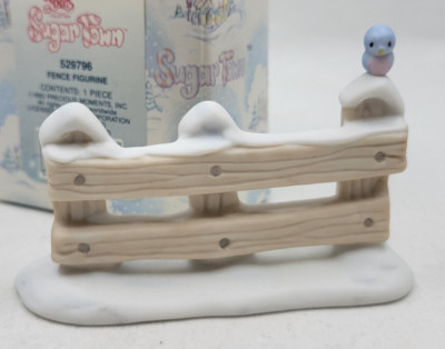 Precious Moments Sugar Town Fence Bird Christmas village accessory fig 529796
