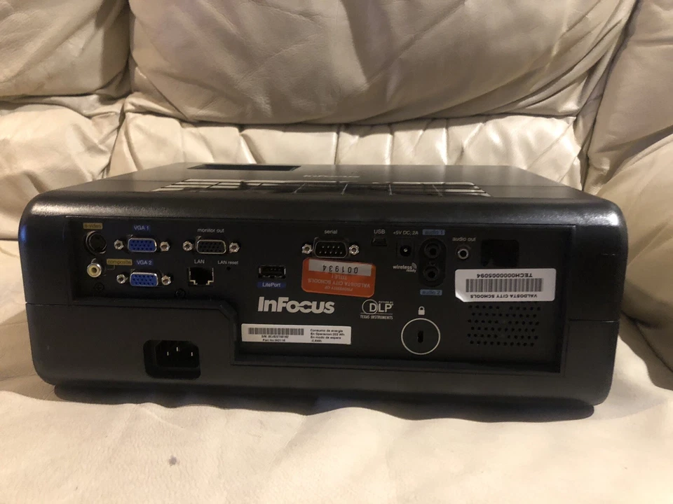 InFocus IN2116 DLP Projector with Lite Touch Keypad & Cables - ready to use - Image 2 of 2