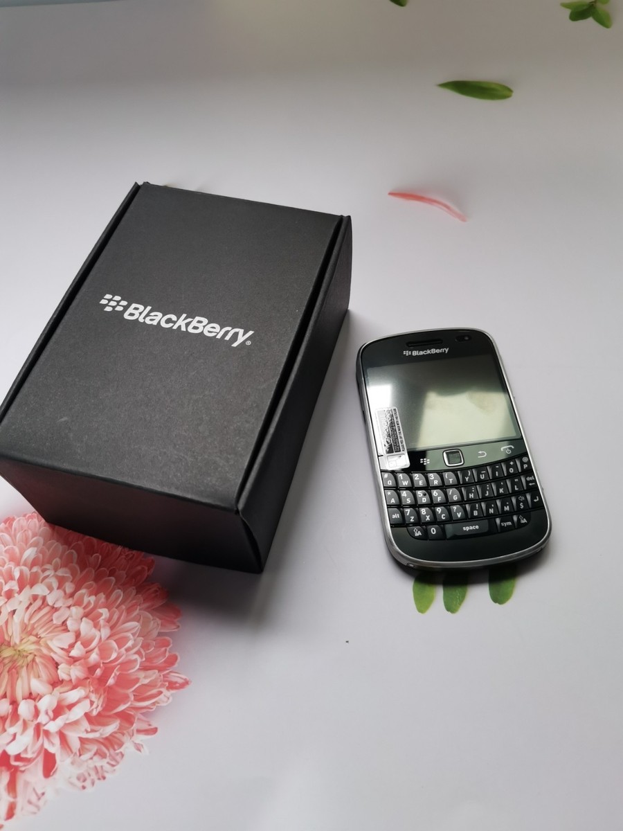 BOXED BlackBerry Bold Touch 9930 8GB (Black/white) Unlocked phone