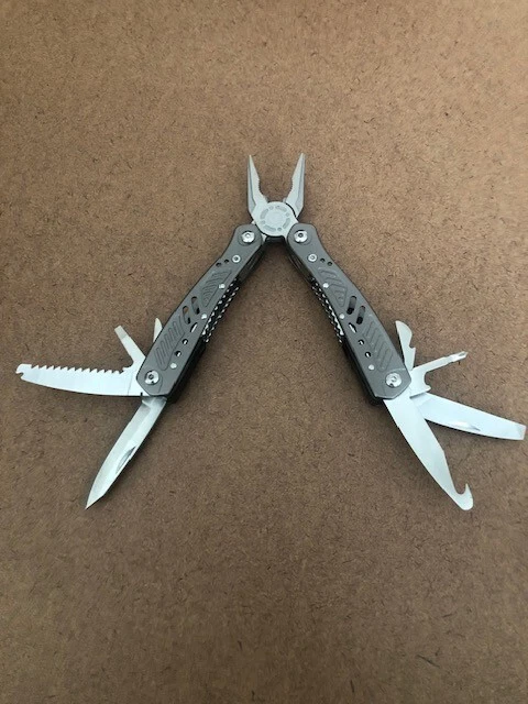 MULTI TOOL ( 14 IN 1 Full size w/belt ) sheath GRAY — Excellent condition