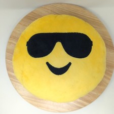 Almohada emoji sonriente con gafas de sol. Aproximadamente 11"