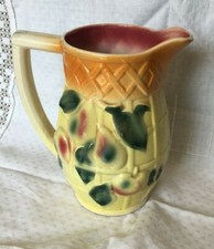 Ancien pichet en barbotines décor de fruit