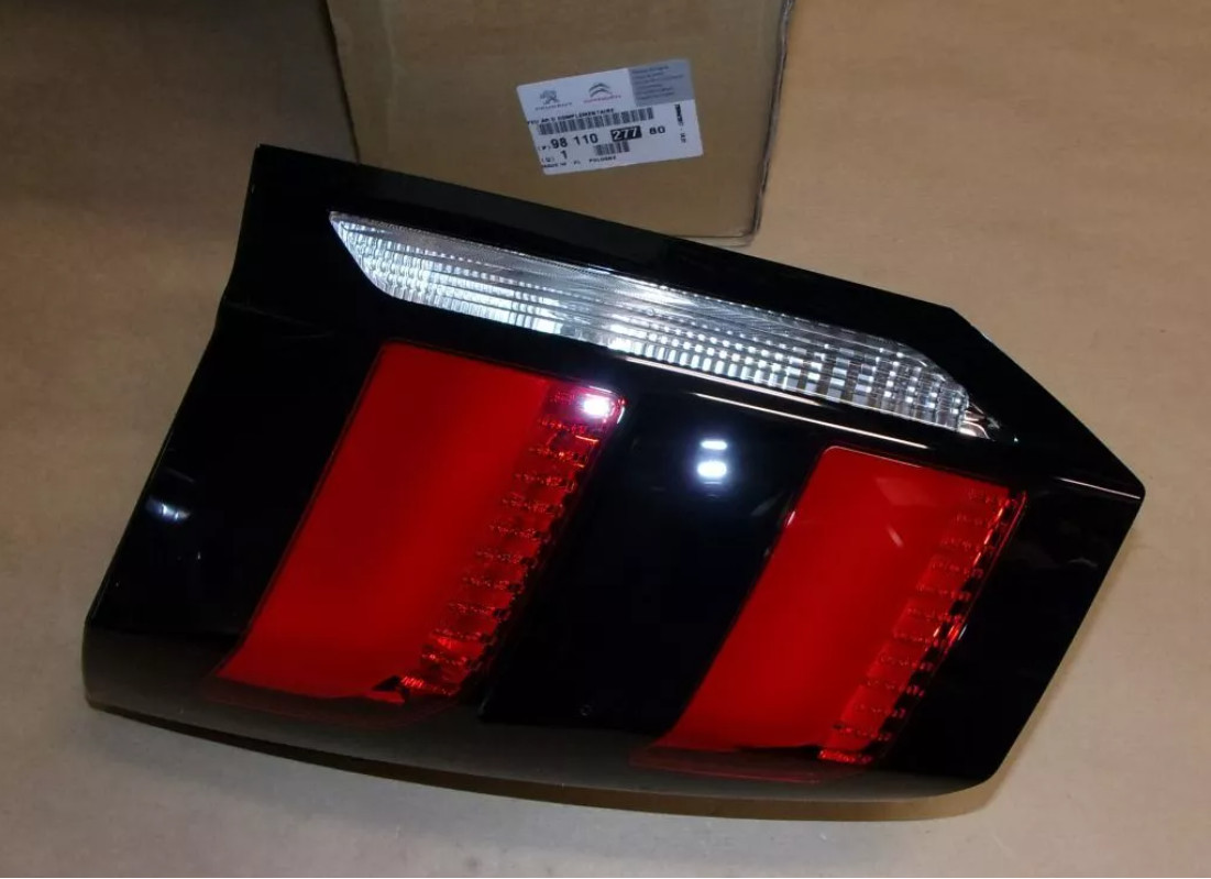 Feu arriere droite Peugeot 5008 2017 neuf phare arriere d'origine reference 9811027780