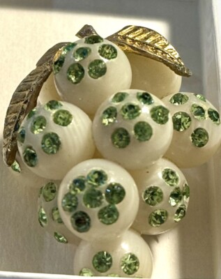 Vtg RARE Forbidden Fruit Grapes Small Brooch Green Austrian Rhinestone Lucite 