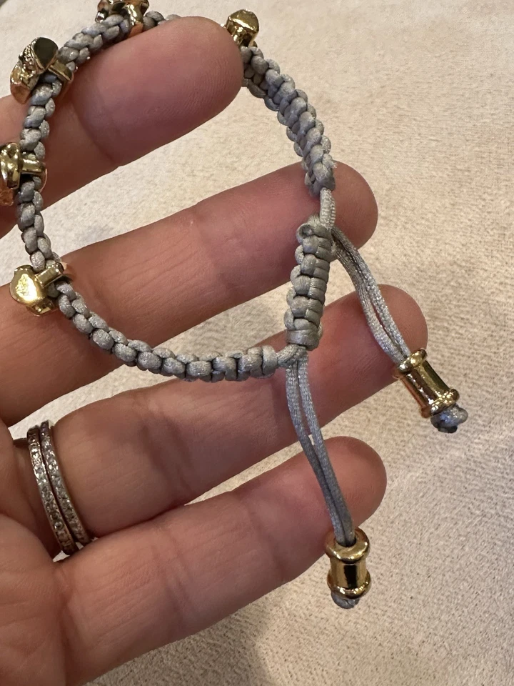 Brazalete Vince Camuto Tour Of Duty Gris Macramé Tejido 5 Calaveras Tono Dorado Foto 3 de 3