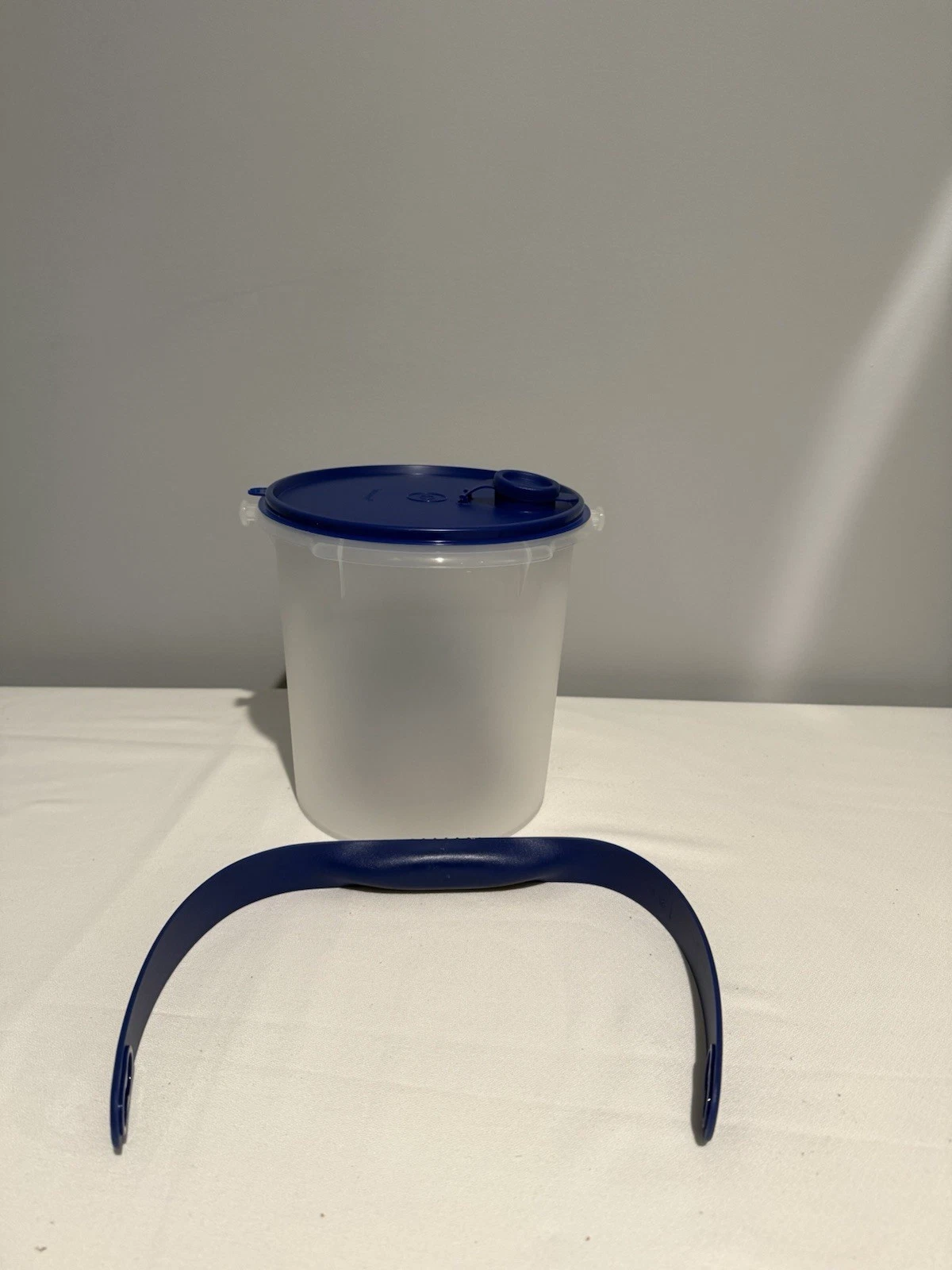 Tupperware Round 5L With Lid & Handle New