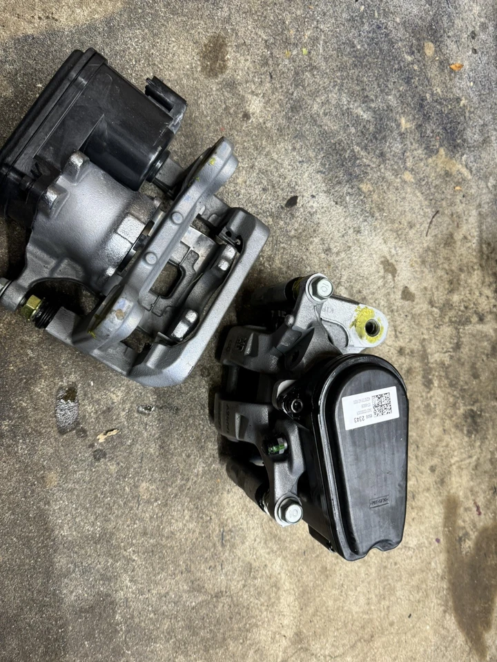 Nuevas pinzas traseras OEM GM Chevy GMC Tahoe Escalade Yukon 2021-26 Foto 2 de 4