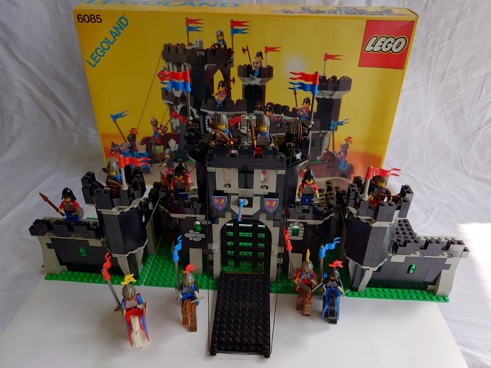LEGO Castle Black Monarch's Castle 6085 Complete with Box and Instructions 