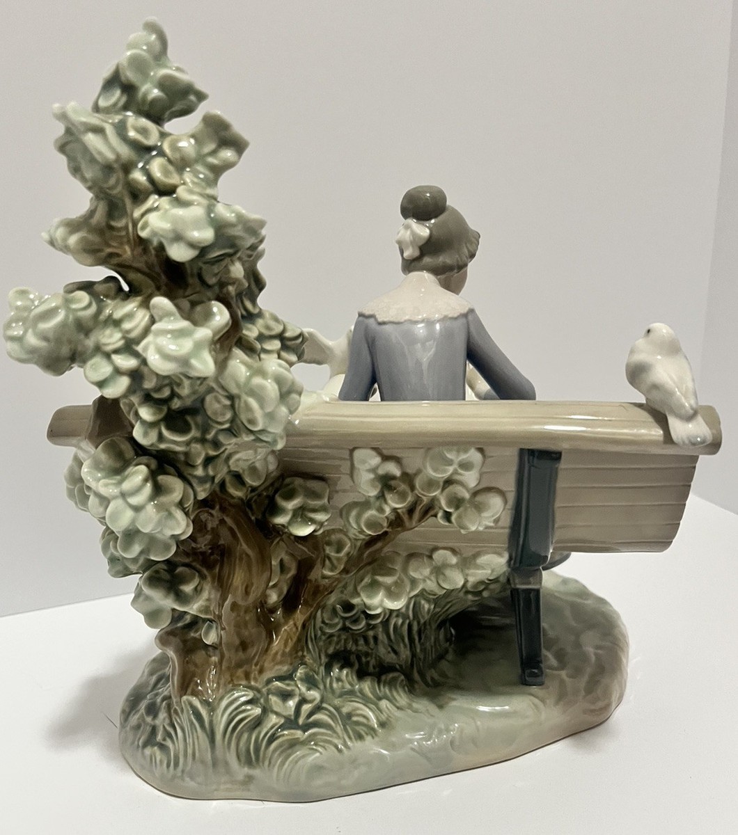 RARE SIGNED LLADRO Figurine Feeding the Pigeons - #5428 Large in