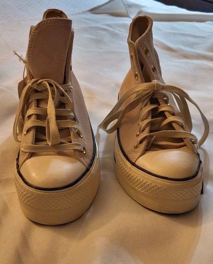 Converse Chuck Taylor All Star Womens  Beige Platform Suede Sneakers NEW Size 9