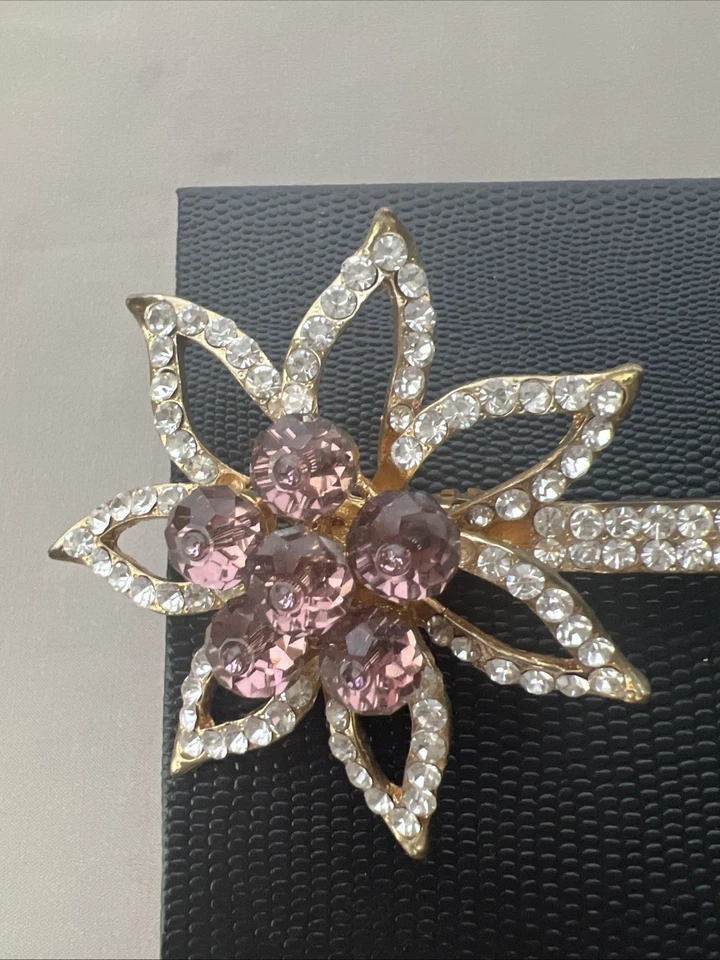 Pinza de pelo floral vintage dorada y rosa con detalles de diamantes de imitación brillantes Foto 2 de 4