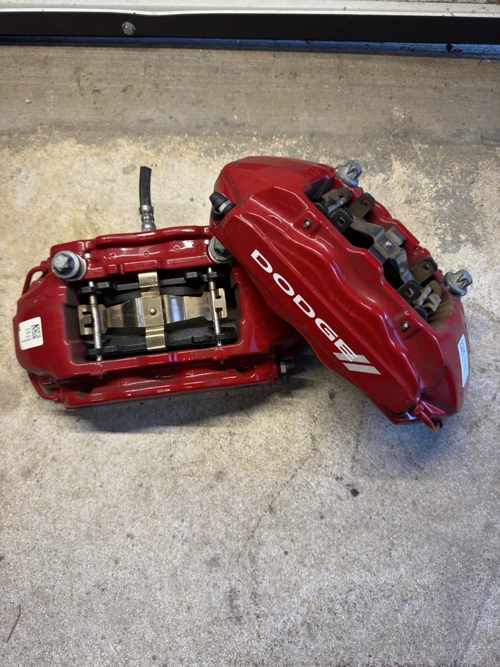 Juego de pinzas de freno delanteras izquierda + derecha roja Dodge Hornet RT Plus Brembo 2025 Foto 2 de 4