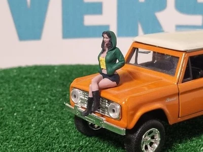 ATL32022_vert_jaune - Femme assise avec sweat à capuche vert/jaune - Atlantic... - Photo 1/3