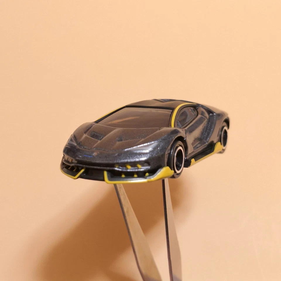 Coche de juguete fundido a presión negro 1/65 Tomica LAMBORGHINI CENTENARIO modelo Tomy #81 coche de carreras Foto 2 de 4