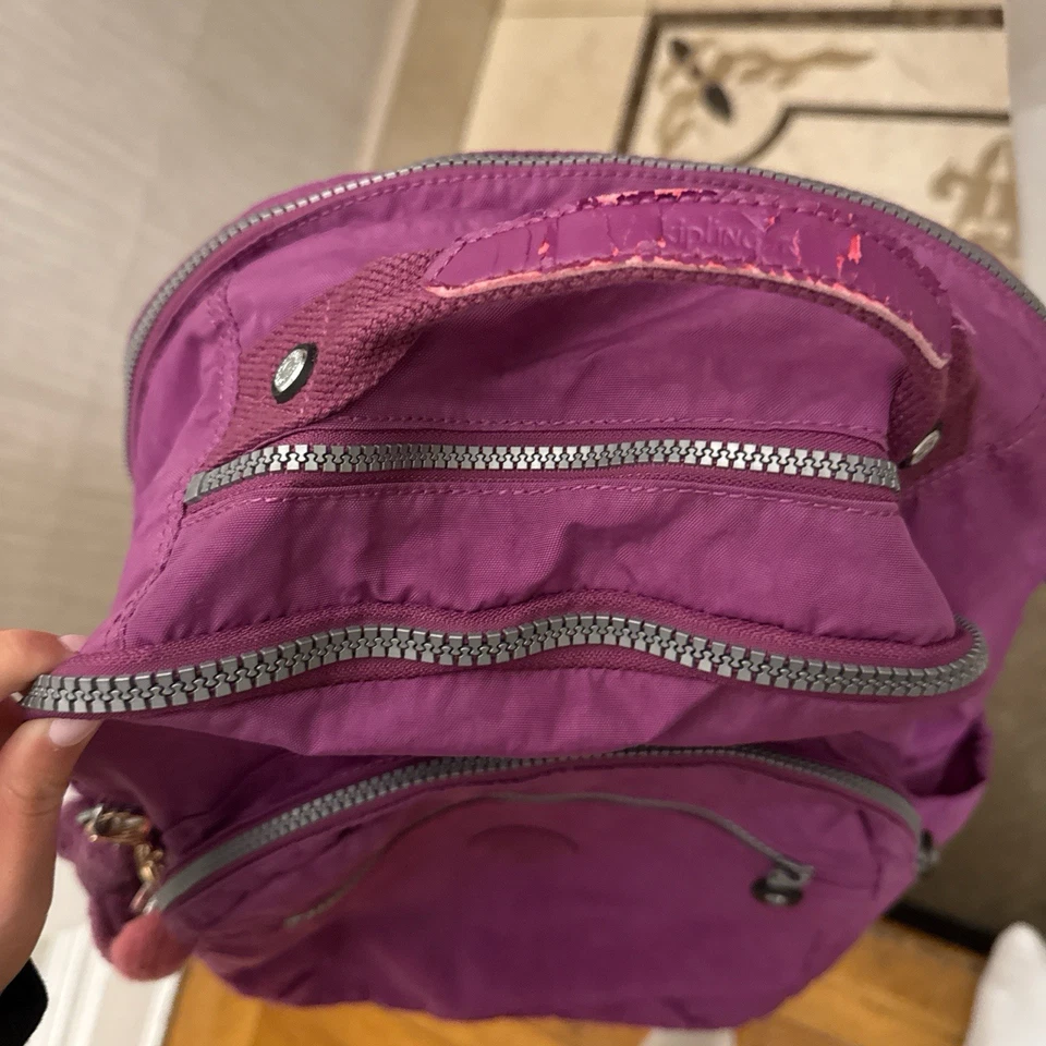 Mochila Kipling Grande En Púrpura Excelente Estado Mínimos Signos de Desgaste Ver Fotos Foto 3 de 4