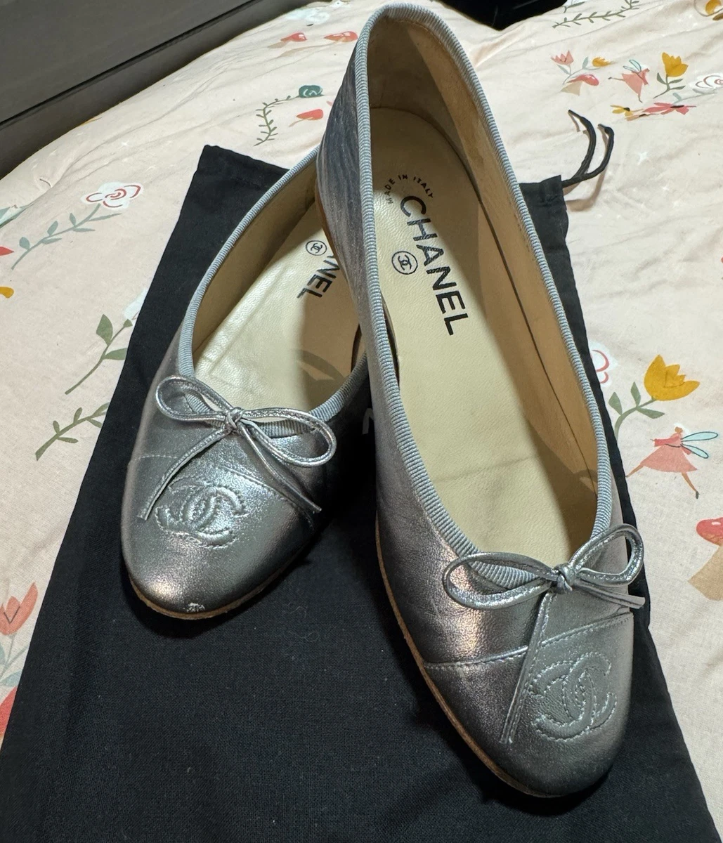 CHANEL バレリーナ シルバー CHANEL Size 10.5 Silver Metallic Textured Suede Ballet Flats – Sui