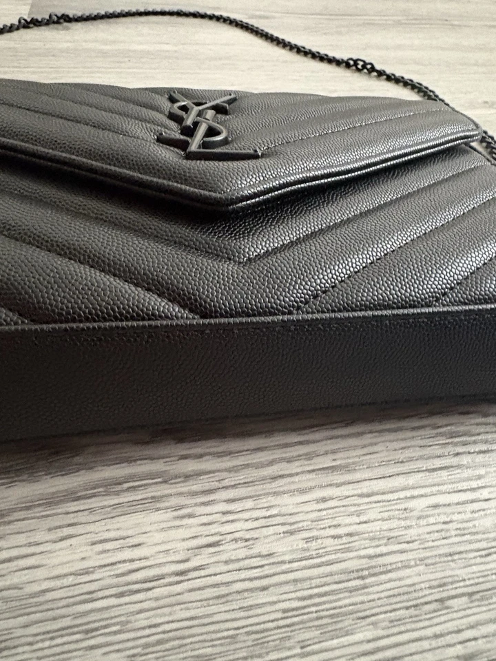 Cartera Cassandre Sobre Cadena En Cuero Grano de Poudre Negra Foto 3 de 4