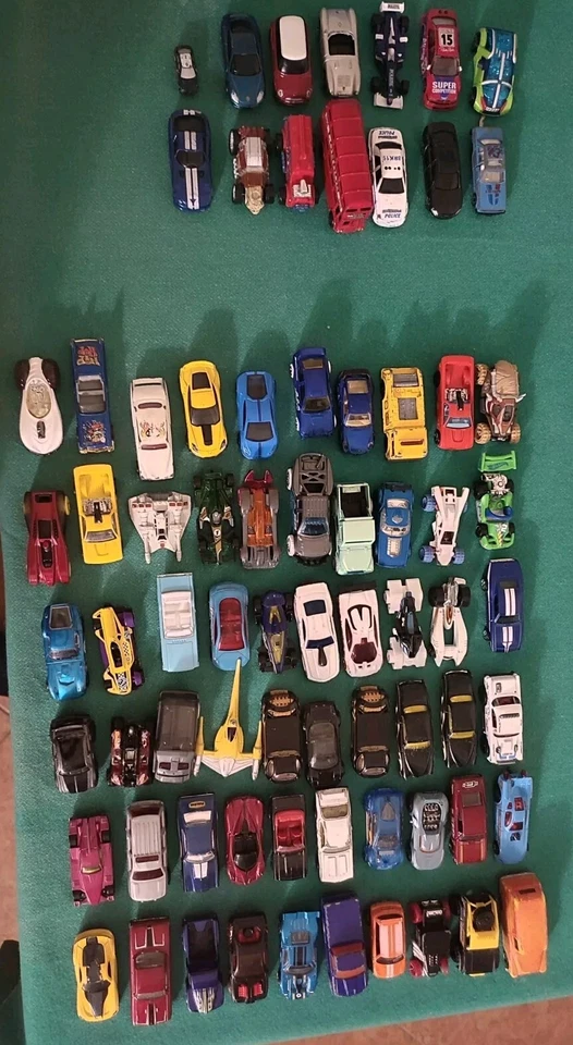 Lotto 60 modellini Hot Wheels ed altre 14 di marche varie  - Immagine 2 di 4