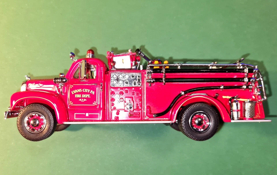 Matchbox Yesteryear 1:43 -YYM 35810 Mack B-95 Pumper 1956 , Vitrinenmodell Top - Bild 3 von 4