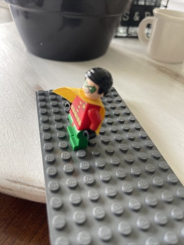 LEGO Robin Minifigure - Very Short Cape - Batman Defend the Batcave Set (10672) - Picture 3 of 3