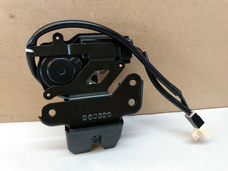 Actuador de bloqueo de pestillo de escotilla de maletero trasero Scion tC 2005-10 OEM Foto 3 de 4