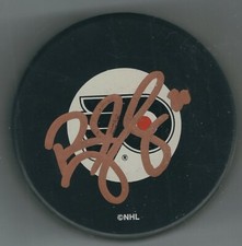 AUTOGRAPHED R.J. UMBERGER Philadelphia Flyers Hockey Puck - w / COA
