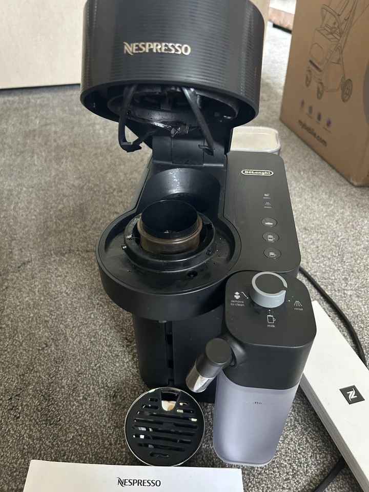 DeLonghi ENV300.B Nespresso Vertuo Lattissima Coffee Machine Black, photo 3 of 3