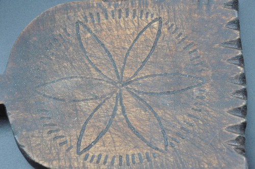 Vintage Heart Rosette Folk Art Cutting Board Or Laundry Bat - Picture 3 of 6
