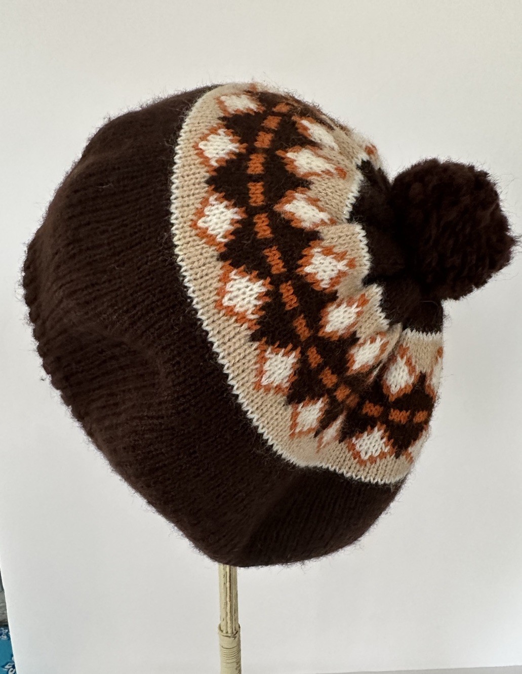 Vintage 70s Style Brown Knit Pom Pom Beret Winter Outdoors  display picture 2