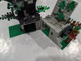 LEGO Castle 6066 Camouflaged Outpost (1987) - Iconic Forest Knight's Lair - V